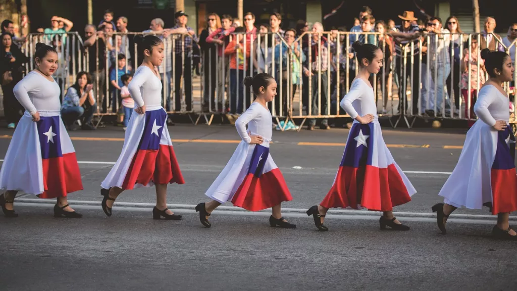 Dancing girls in traditionnal outfit